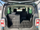 リヤシートも全車消毒済み。シートを倒すと広々ラゲッジフロアに!汚れなど拭き取りやすい素材は【遊べる軽!ハスラー】ならでは!