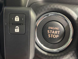 【キーレススタートシステム】カバンやポケットに入れたままでもドアの施錠・解錠が可能なスマートキーを装備。エンジンのオン・オフ時もカギを取り出す必要が無いからとっても便利です♪