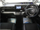 運転にかかわる様々な操作を安全に行えるように視点移動が少なく、操作性に配慮されたスイッチ類が凝縮されたコクピットです。