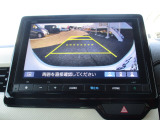 バックカメラが付いています。雨や夜でも後方確認が可能です。目視とあわせて、ご利用ください!