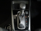 操作性に優れたインパネシフトです。革巻きで握りやすく、上質なグリップ感です。