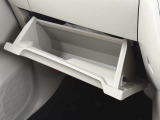車検証などが収納できるグローブボックスも完備!