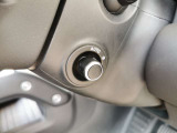 【電動コラム】シートメモリーと合わせて使用すると複数人運転する場合は、お好きなポジションを記憶する事ができます。細かな調節も可能なため、ストレスなく運転が出来ます。