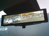 車の後方のカメラで撮影した映像を映し出してくれるインテリジェントルームミラーになっています。