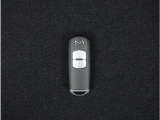 【スマートキー】鍵を持っているボタンを押すだけでエンジン始動。ドアの施錠もボタンを押すだけ。鍵は無くさない様にポケットに入れたまま。