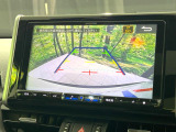 【バックカメラ】駐車時に後方がリアルタイム映像で確認できます。大型商業施設や立体駐車場での駐車時や、夜間のバック時に大活躍!運転スキルに関わらず、今や必須となった装備のひとつです!