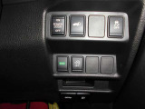 運転席下のスイッチになります。スイッチにてトランクの開閉を行うことができます。
