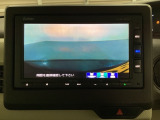 ギヤをR(バック)に入れるとナビの画面に後ろの映像が映るリアカメラ付です。後退時、コンディションが悪い視界でもカラーバックモニターがドライバーをサポートします。