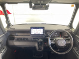 水平基調でスッキリとしたフロントビュー。広く見渡せて運転に安心をもたらします
