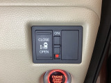 左側電動スライドドアは運転席からでも操作ができるように、ハンドル付近に開閉の操作スイッチが付いています。