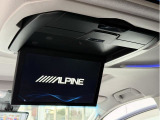 リアモニターにもALPINE12.8インチモニターが装着されております!!遠出や旅行・小さなお子様には必須のアイテムとなっていますね!追加の配線等も行えますので是非ともご依頼ください!