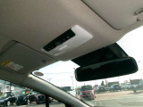 スッキリした配列の天井です。もちろんルームミラー付きですので、後方確認ができます。