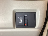 左側電動スライドドアは運転席からでも操作ができるように、ハンドル付近に開閉の操作スイッチが付いています。