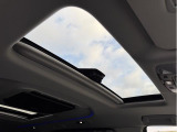 当該車両は、メーカーオプションのツインムーンルーフ装着車両となります。非常に人気なオプションとなっております。フルオプションの車両になりますので人気な1台となります!
