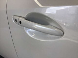 スマートキーを所持している状態でロックボタンを押すと、車両すべてのドアの解錠や施錠を行うことが出来ます。