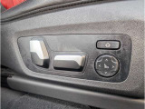 運転席メモリー付きフロント電動シート装備。
