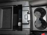 コマンダーコントロール後方に、前二席分のドリンクホルダーを備えています。連結部貫通しているので、取っ手付きマグカップもご使用いただけます。