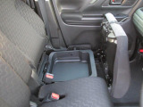 助手席座面下にも収納あります!