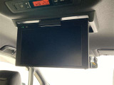 フリップダウンモニターも装備しております。お子様も退屈知らずで長時間のドライブや、渋滞中でも飽きることなく楽しい時間を過ごすことができそうですね。