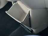 インパネ中央下に小物入れがあります