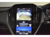 車両後方の映像を車内のディスプレイに表示し、駐車時や後退時の障害物や歩行者の確認を補助します。超広角レンズを採用し、広い範囲を映し出すことができます。