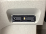 ハンドルの左下にETCがついています。高速道路の料金所の通過も楽々です。 カードの取り出しもしやすい場所についています。