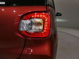 LEDテールライトです。省電力、高輝度のLEDは明るく照らすので夜間運転時の視認性を高めます。スタイリッシュな見た目で細かいところもこだわりたいあなたに!
