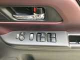 運転席でパワーウインドウの操作可能です。ウインドロック付きの為、小さなお子様やペット等も安心です。