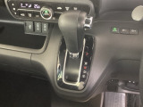 自然に手が届き、操作性の良いインパネシフトに、パーキングブレーキは、フットブレーキタイプなので、運転席と助手席の間はすっきりしています。