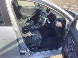 運転席はまっすぐな姿勢でシートに座り、足を自然に伸ばして操作できる位置各ペダルを配するという理想的なレイアウトを実現しています!ぜひMAZDAのドライビングポジションをご体感ください。