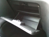 助手席前にグローブボックスが付いています。中は2段に分かれているので荷物の整理整頓に便利です!