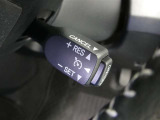 【レーダークルーズコントロール】(全車速追従機能付)付きです。車速に応じて追従支援してくれるので、ロングドライブも快適です。詳細は販売店スタッフまでおたずねください。