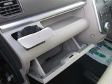 助手席側のカップホルダーなど。収納も大きめです。