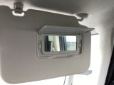 運転席サンバイザーに鏡がついてます