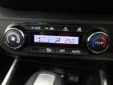 オートエアコンです。車内を設定温度に保ち、快適空間をキープします。