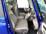 【ベンチシート】運転席と助手席の移動もスムーズ!狭い駐車場での乗り降りや、お子様の乗り降りにも便利です。座席の間にコンソールボックスやドリンクホルダーがないため、車内空間が広く感じます。