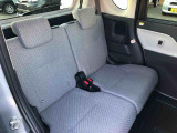 リヤシートも足元広々空間。