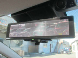 インテリジェントル-ムミラ-付です。切り替えレバーで車両後方の映像をミラーに映し出すので車内の状況や天候に左右されず、とっても見やすいです!