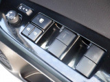 パワーウィンドウは運転席のスイッチのみオート機能も装備!お子様が一緒の時も安心のウィンドウロック付き♪更にドアミラーは電動式の角度調整&格納機能付きなので狭い所で大活躍!