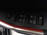 パワーウィンドウスイッチで運転席から全席の窓の開閉ができます。
