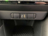こちらのクルマはUSB接続コネクタも装備されています♪スマホの充電などにお使い下さい。ご旅行中での充電切れも、これなら心配いりませんね!