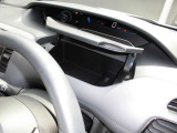 運転席のハンドルの前にも小物入れが付いています。