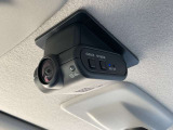 日産オリジナルドライブレコーダー(フロント+室内)搭載しております。車室内カメラで車内および車側面を撮影。走行中の幅寄せ対策や後方撮影にも対応しております。