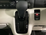 CVT車のセレクトレバーです。低速から高速まで、変速ショックのないスムーズな走りと、エンジン効率のよい領域を維持して燃費にも貢献します。サイドブレーキはスイッチ操作の電子制御パーキングブレーキです。
