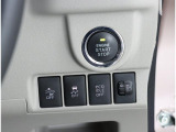 ボタンでエンジン始動が可能な、プッシュスタート機能搭載!もしもの時の、盗難警報装置イモビライザーも同時に装備されております! キーレスのボタン、もしくは、ドアハンドルのスイッチセンサーで開閉可能です!
