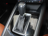 CX-5のシフトレバーです。MTモード付きの6ATで、しなやかな走りを支えます。