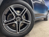 ●純正19インチアルミホイール:輸入車ならではの卓越した走りを支えるホイールと足回りです!日本車の走りに慣れている方にもぜひ体感して頂きたいほど、高いレベルでまとまっています!