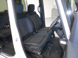 運転席は高さを調整できるハイトアジャスター付きです。