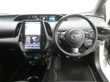 運転席からの視界はこんな感じです☆お気軽にご来店いただき、実際に座って是非お確かめください。ドライバーに寄り添う快適な操作フィールをもたらすステアリングです。