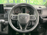 インテリアに合わせたデザインのステアリングは、運転される方のことも考え、運転しやすい形状、大きさです。是非一度、実際に触ってお確かめください。